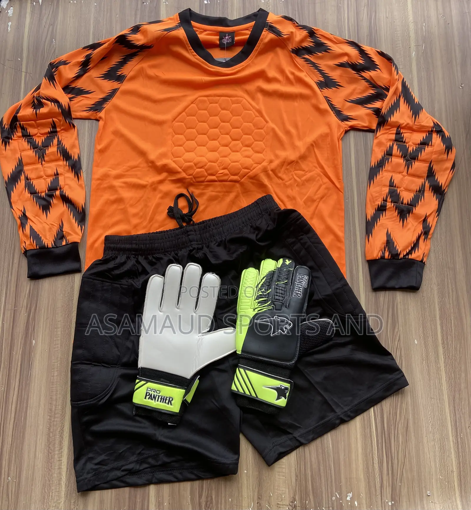 Original Goalkeeper Set Available at Cool Price