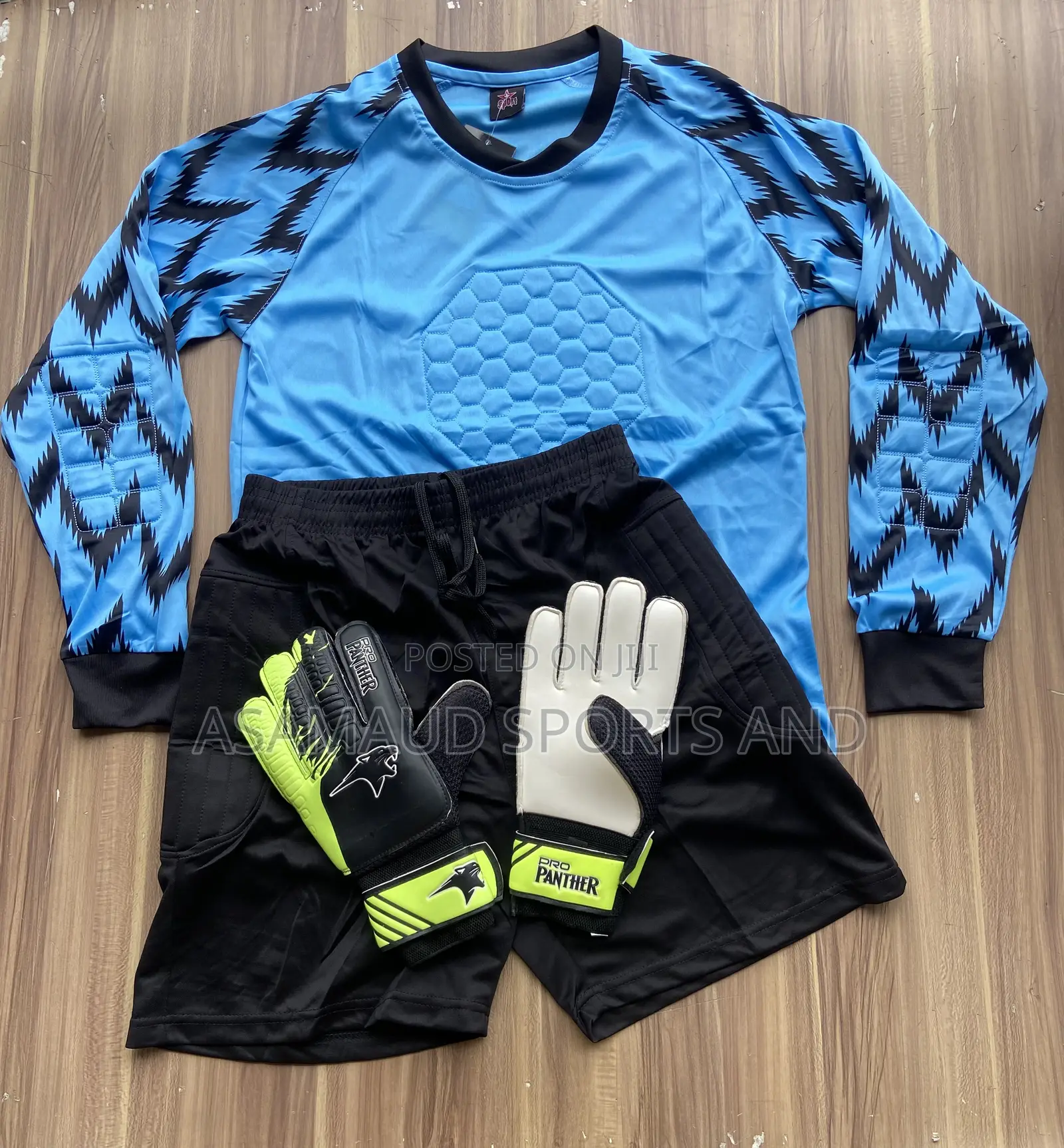 Original Goalkeeper Set Available at Cool Price
