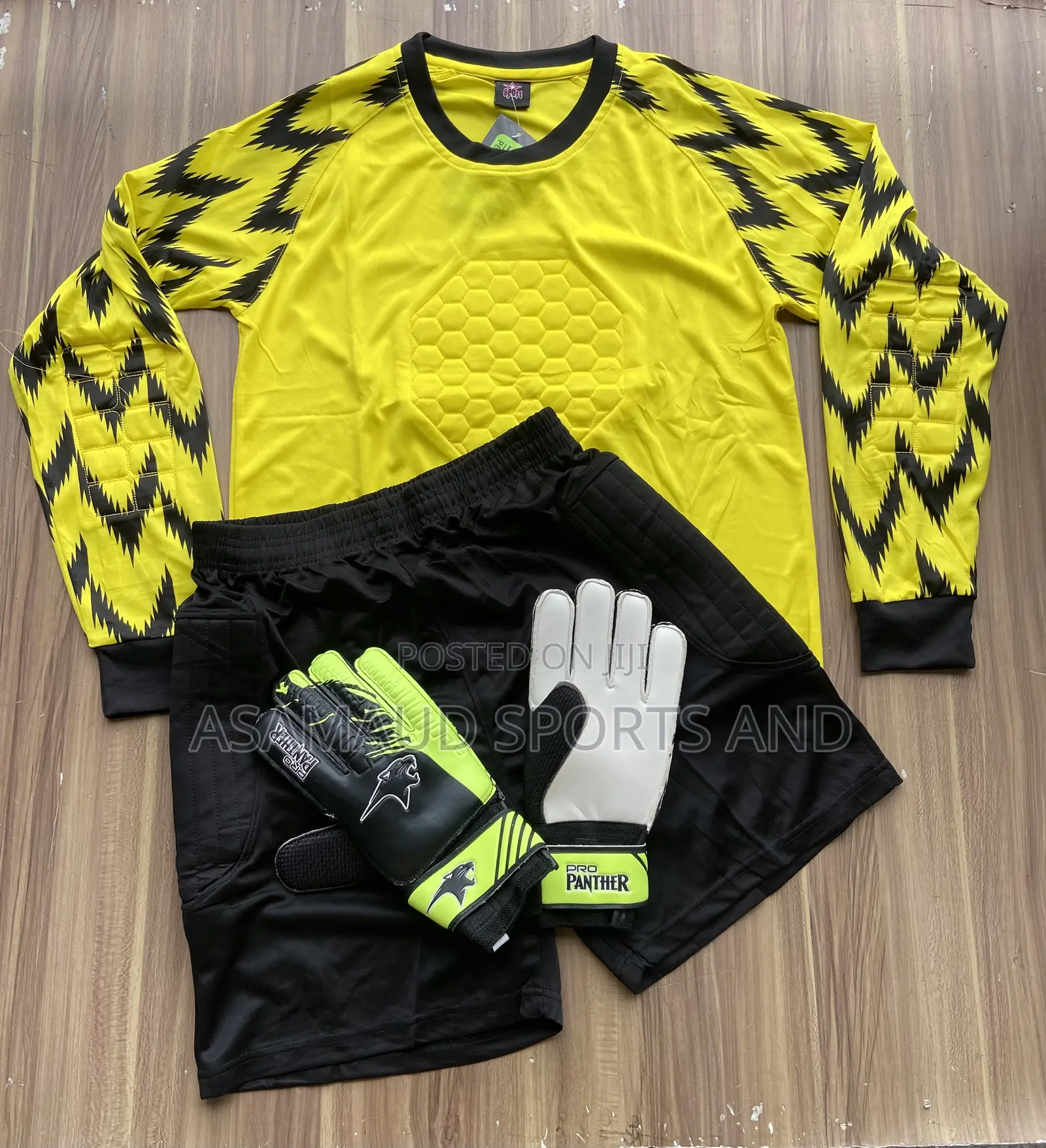 Original Goalkeeper Set Available at Cool Price