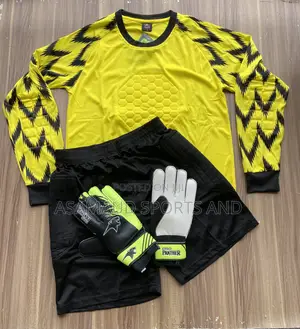Original Goalkeeper Set Available at Cool Price