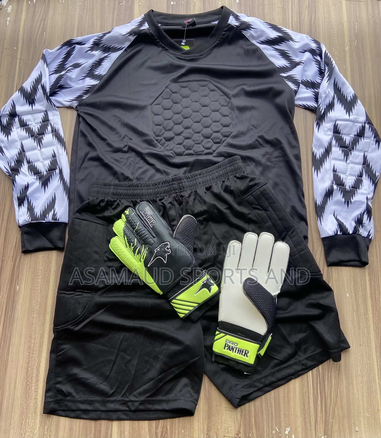 Original Goalkeeper Set Available at Cool Price