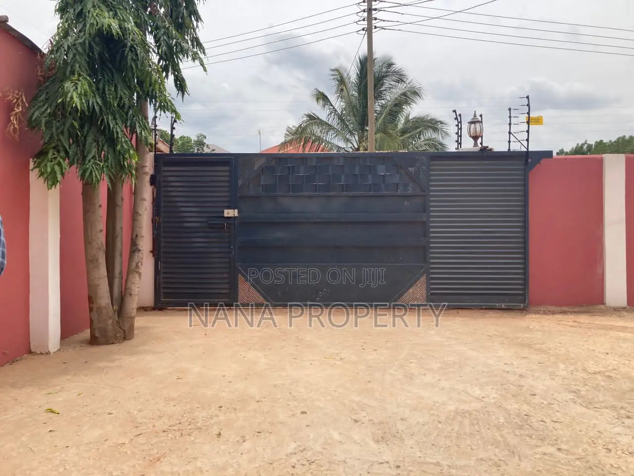 6bdrm Apartment in Oyibi for sale