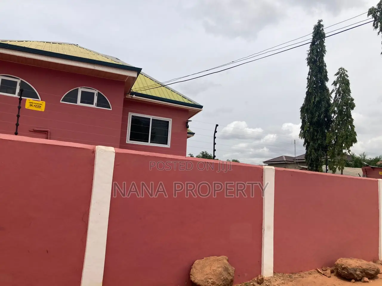 6bdrm Apartment in Oyibi for sale