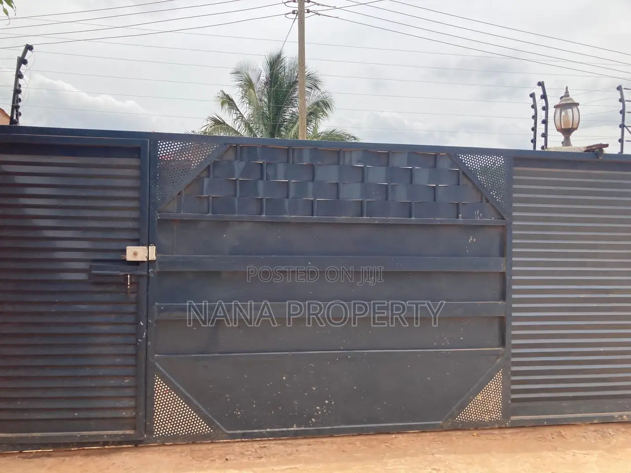 6bdrm Apartment in Oyibi for sale