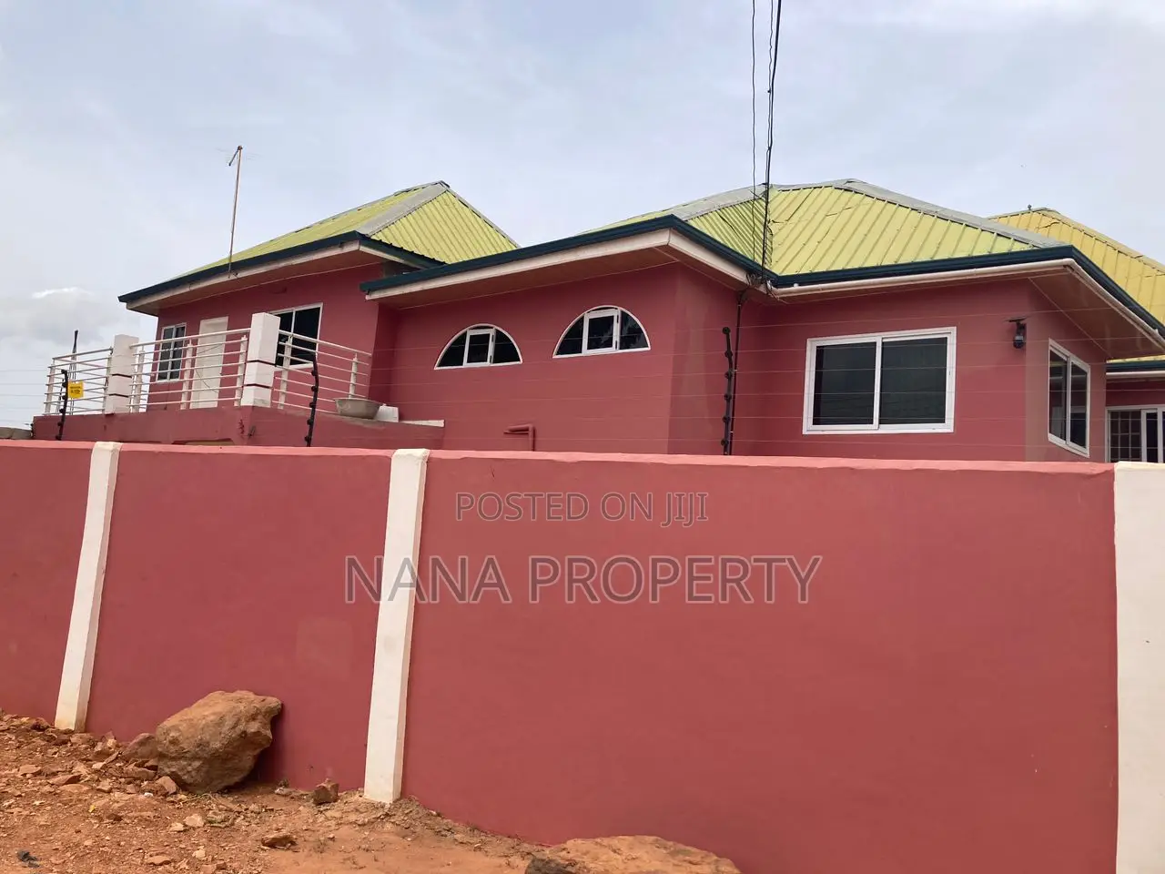 6bdrm Apartment in Oyibi for sale
