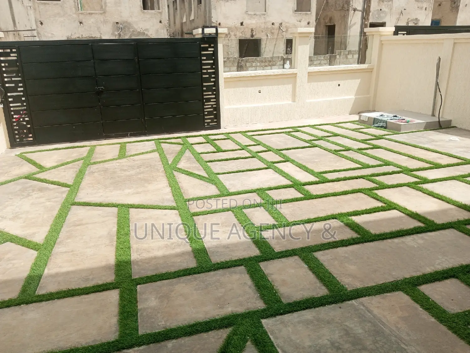 4bdrm Duplex in East Legon for sale
