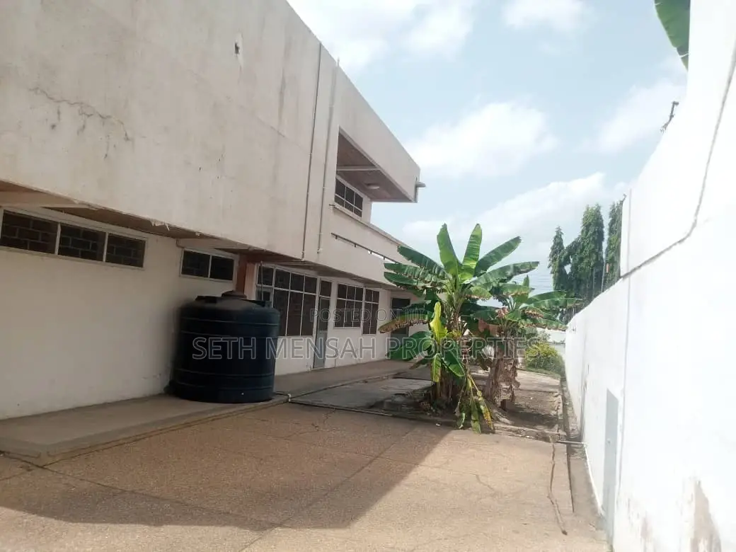 7bdrm House in Skm, Dzorwulu for sale