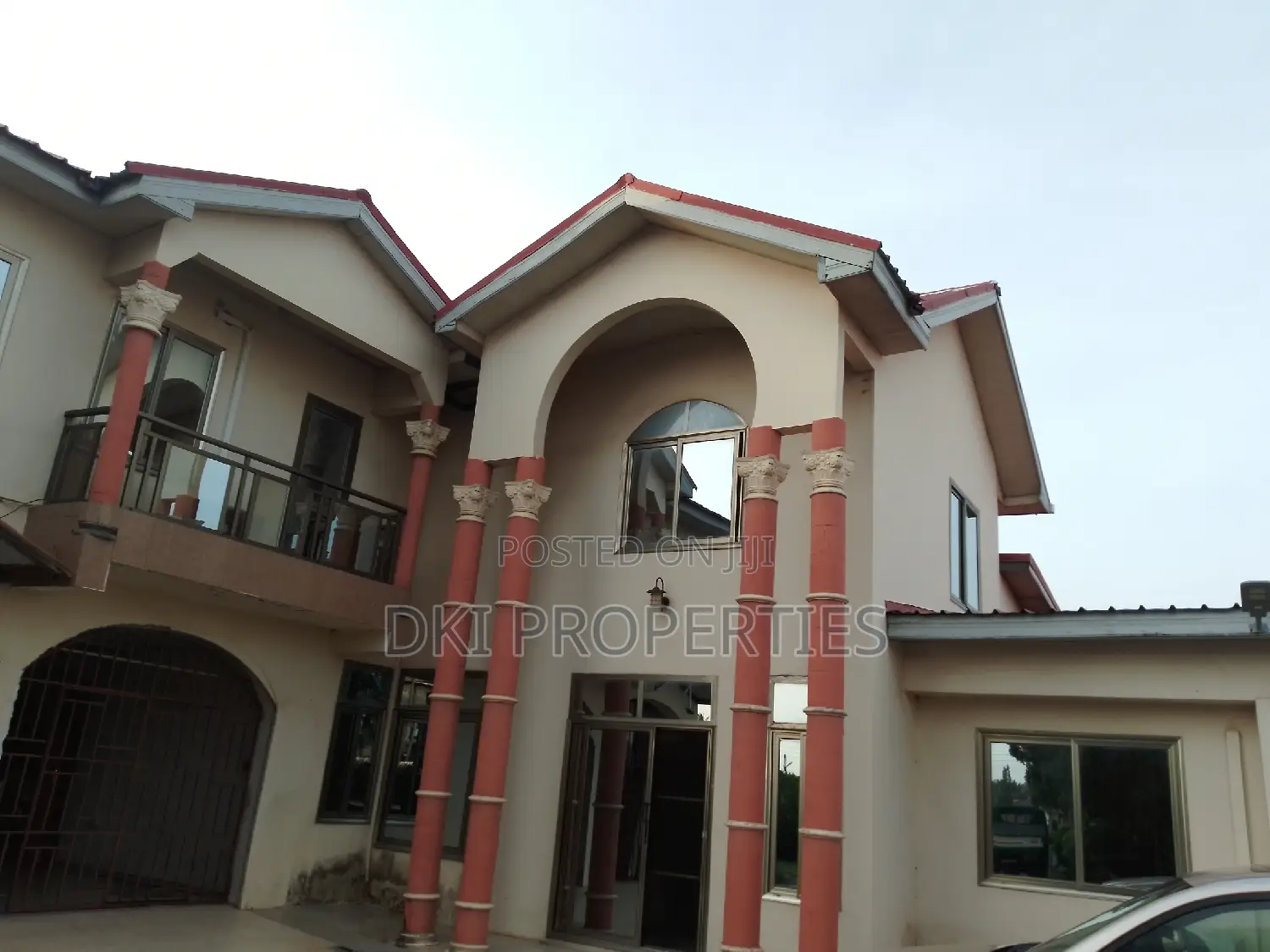 12bdrm House in Dki Properties, Tema Metropolitan for sale