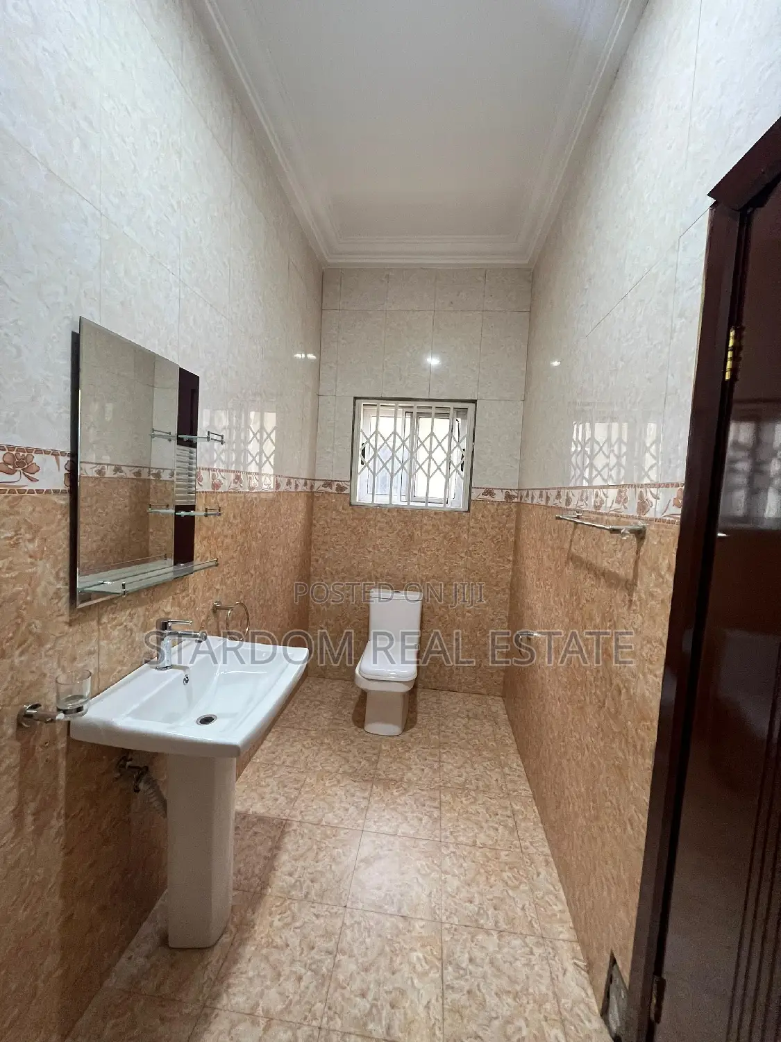 4bdrm Duplex in Adjiriganor for rent