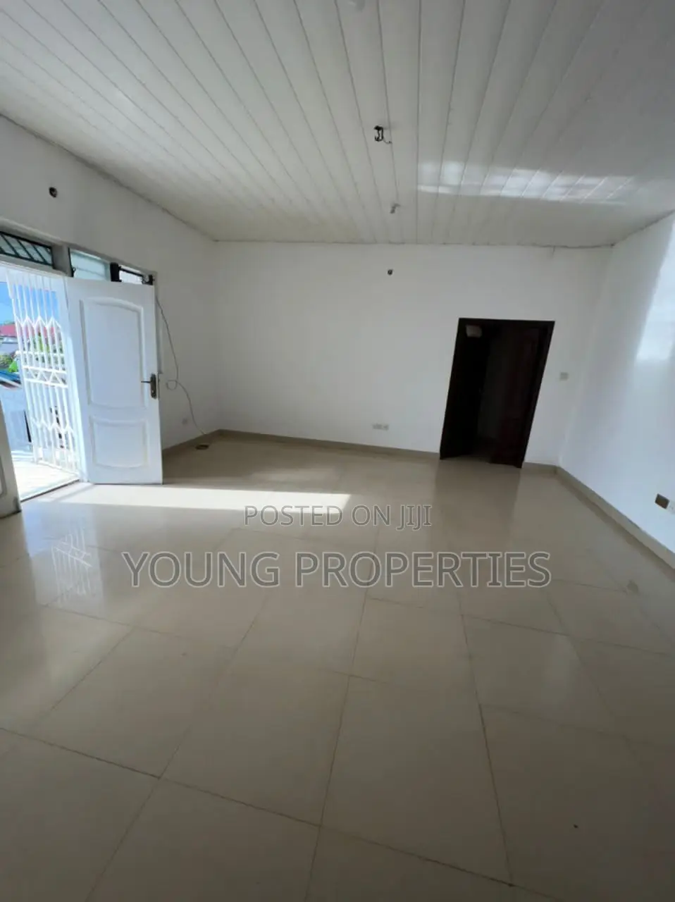 3bdrm Apartment in Awoshie Onyinase for rent