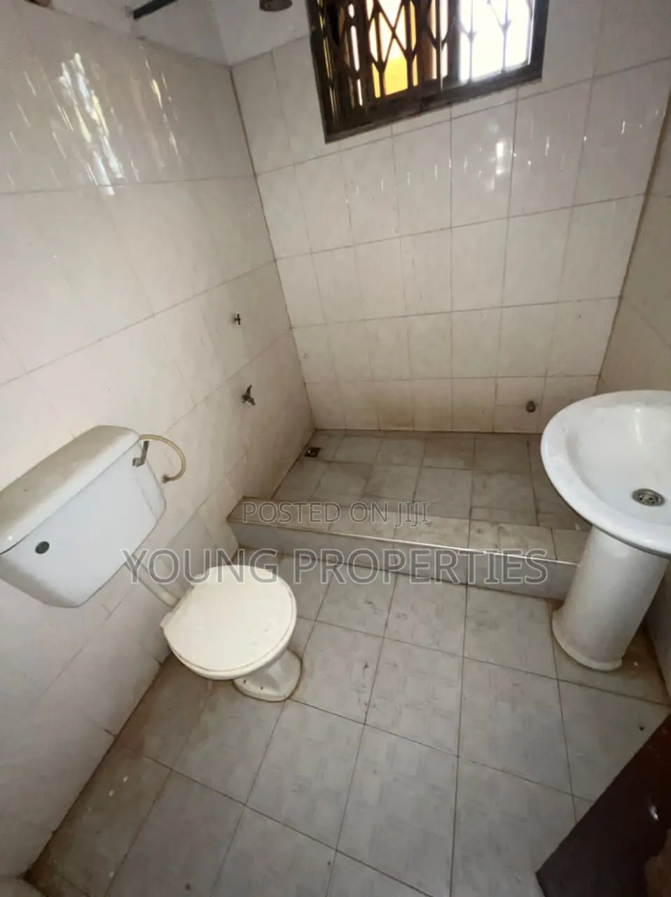 3bdrm Apartment in Awoshie Onyinase for rent
