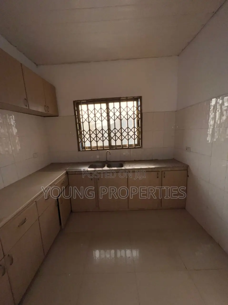 3bdrm Apartment in Awoshie Onyinase for rent