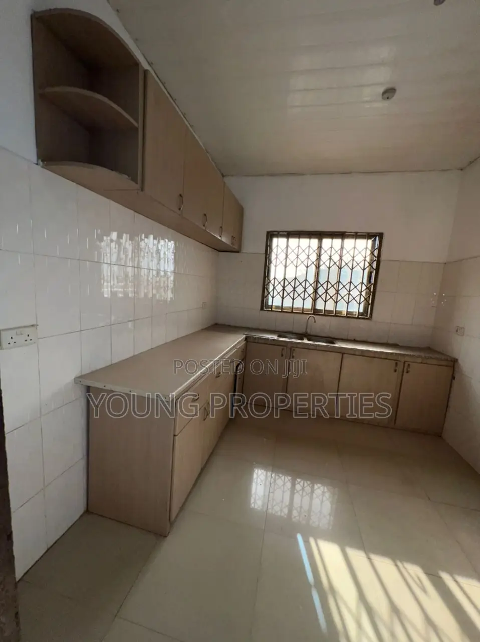 3bdrm Apartment in Awoshie Onyinase for rent