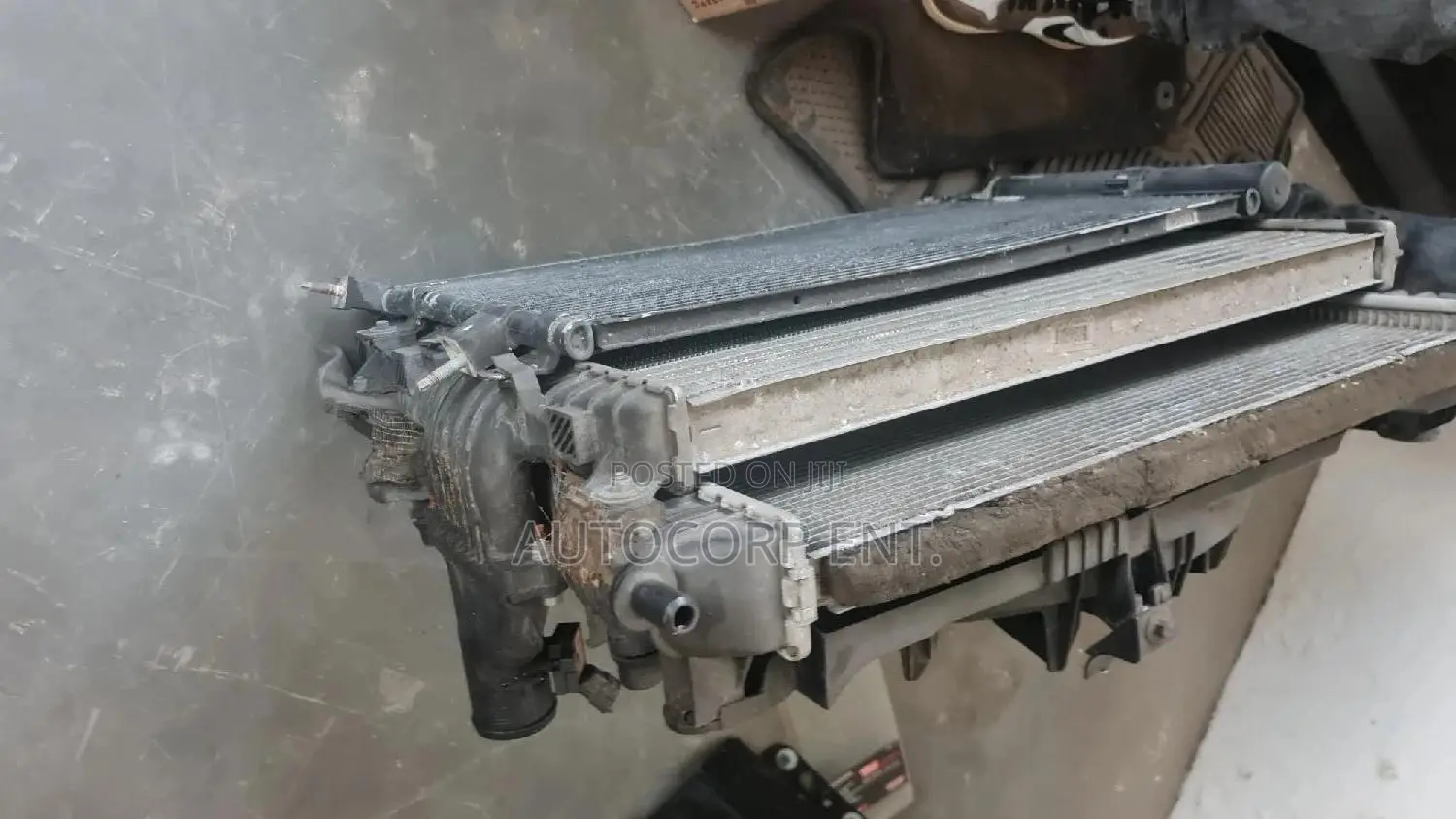 2013 - 2017 Jaguar XF/ XE 2.0T Radiator Assy