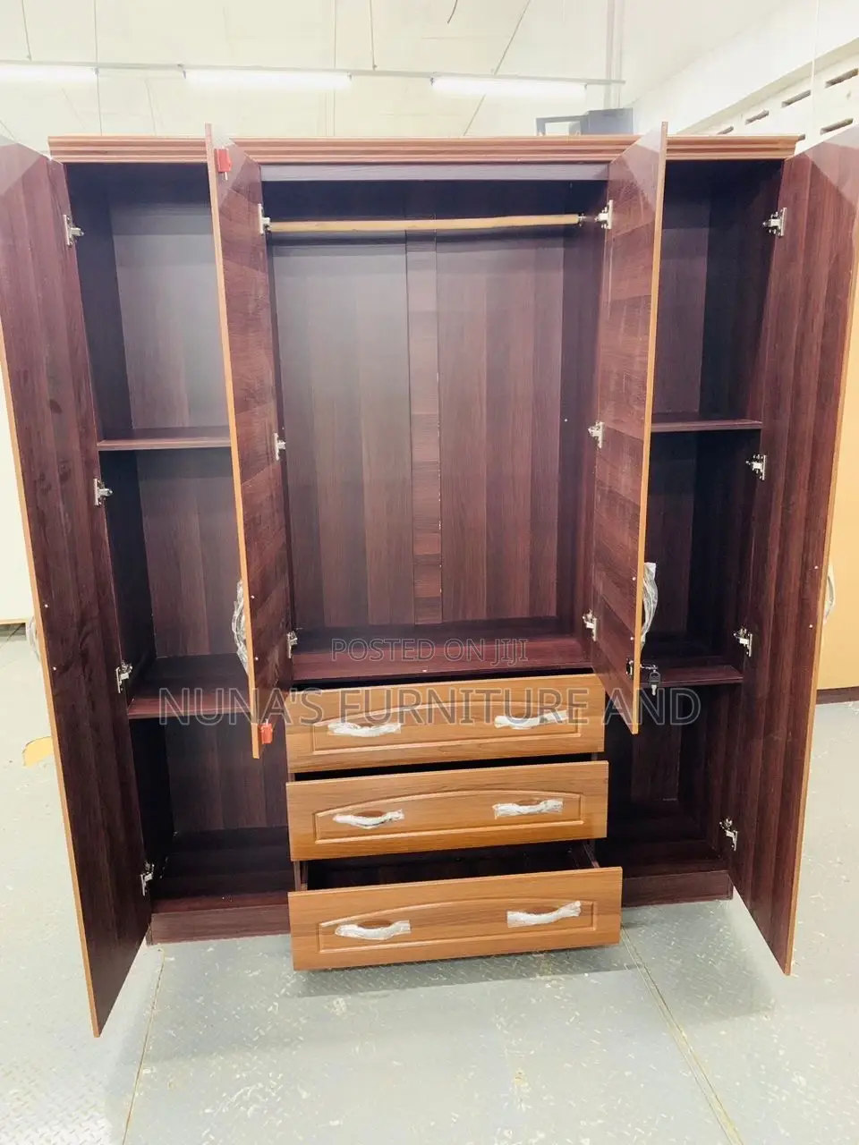 Wardrobe With Four With Mirror