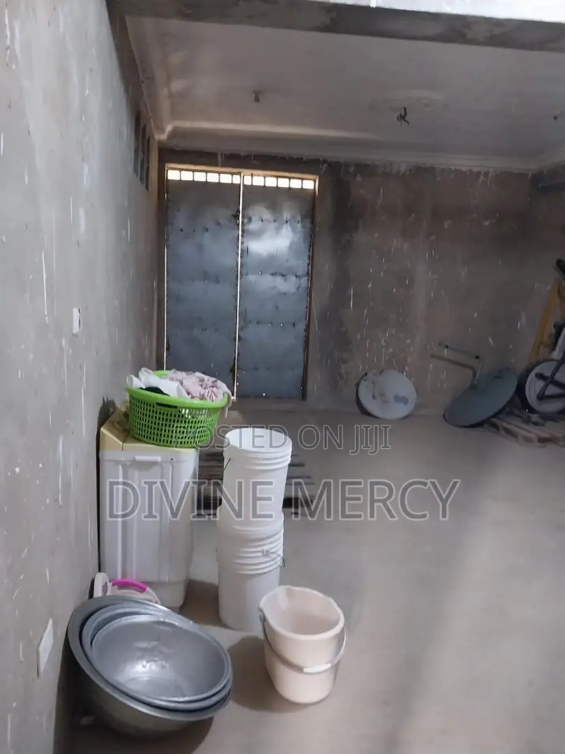 8bdrm Duplex in Acp, Awutu Senya East Municipal for sale