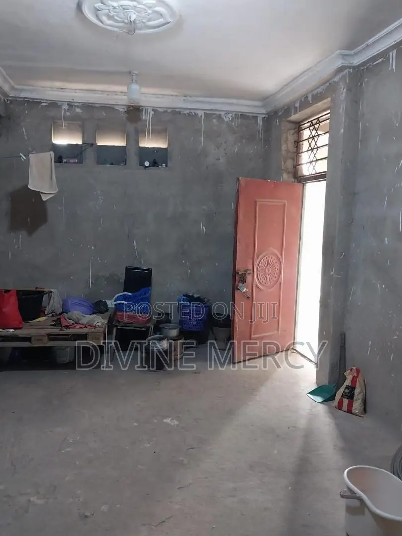 8bdrm Duplex in Acp, Awutu Senya East Municipal for sale