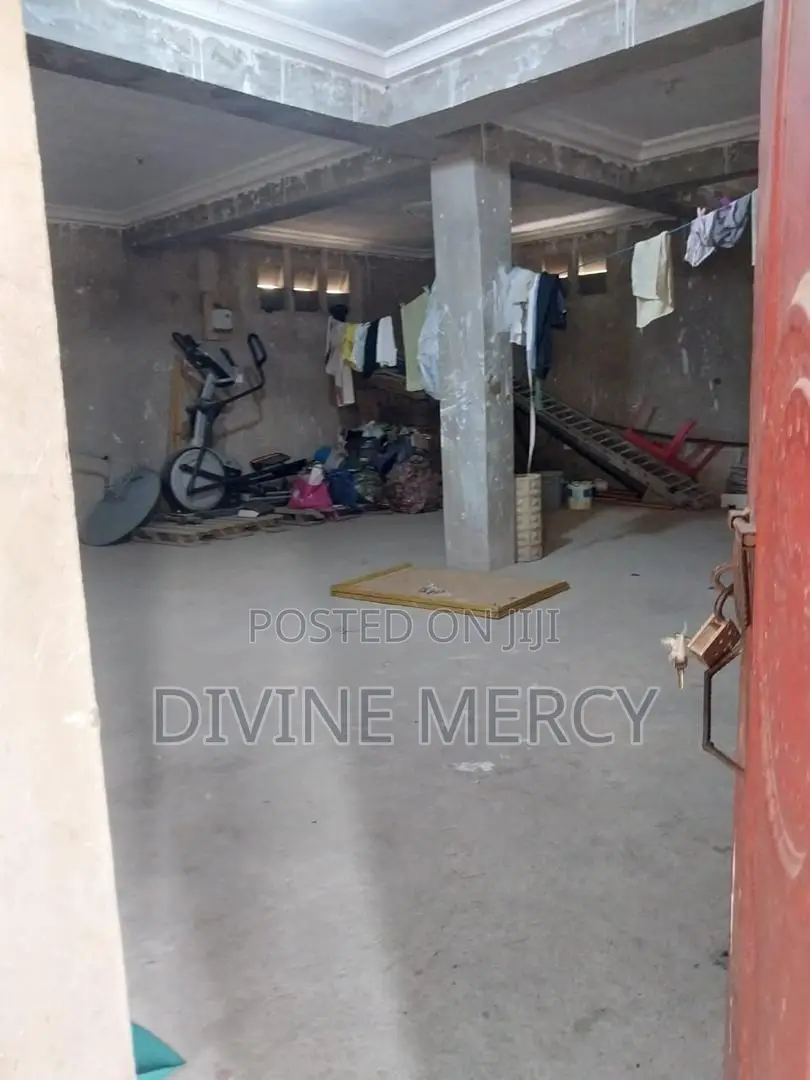 8bdrm Duplex in Acp, Awutu Senya East Municipal for sale