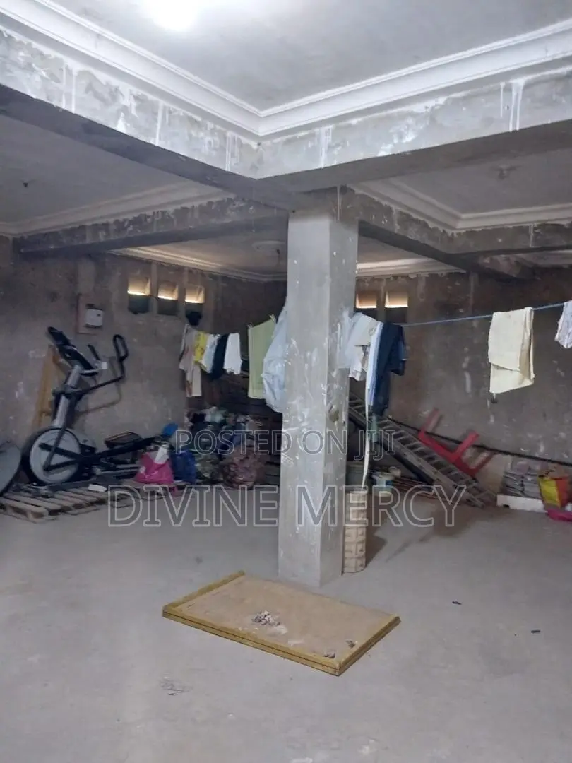 8bdrm Duplex in Acp, Awutu Senya East Municipal for sale