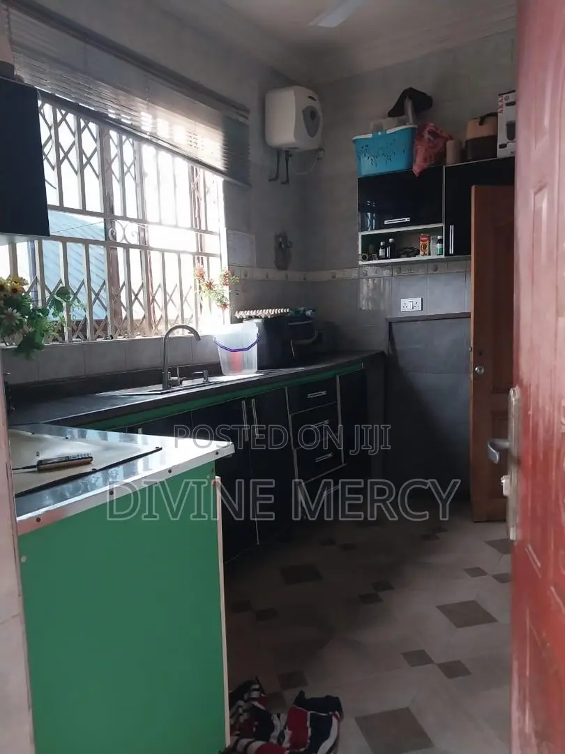 8bdrm Duplex in Acp, Awutu Senya East Municipal for sale