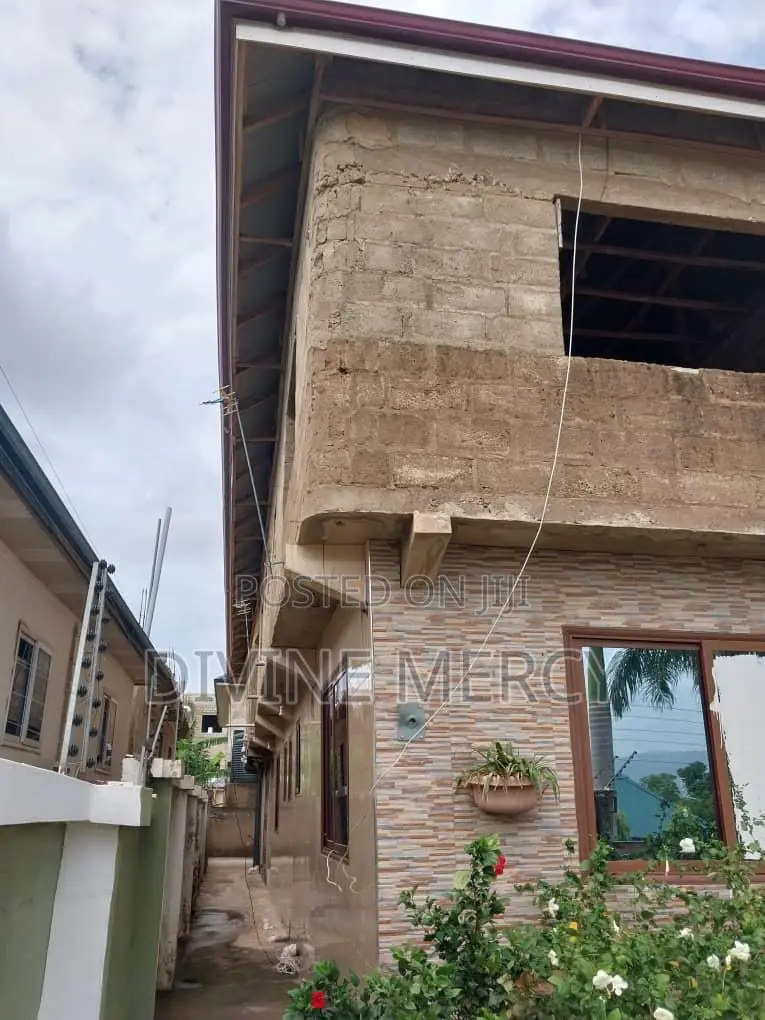 8bdrm Duplex in Acp, Awutu Senya East Municipal for sale