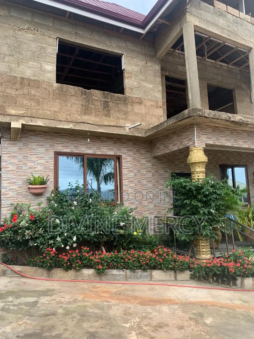 8bdrm Duplex in Acp, Awutu Senya East Municipal for sale