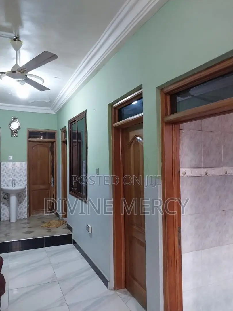 8bdrm Duplex in Acp, Awutu Senya East Municipal for sale