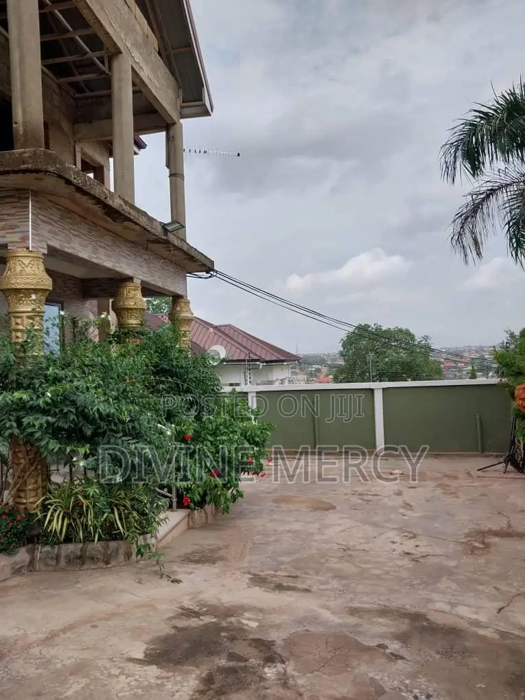 8bdrm Duplex in Acp, Awutu Senya East Municipal for sale