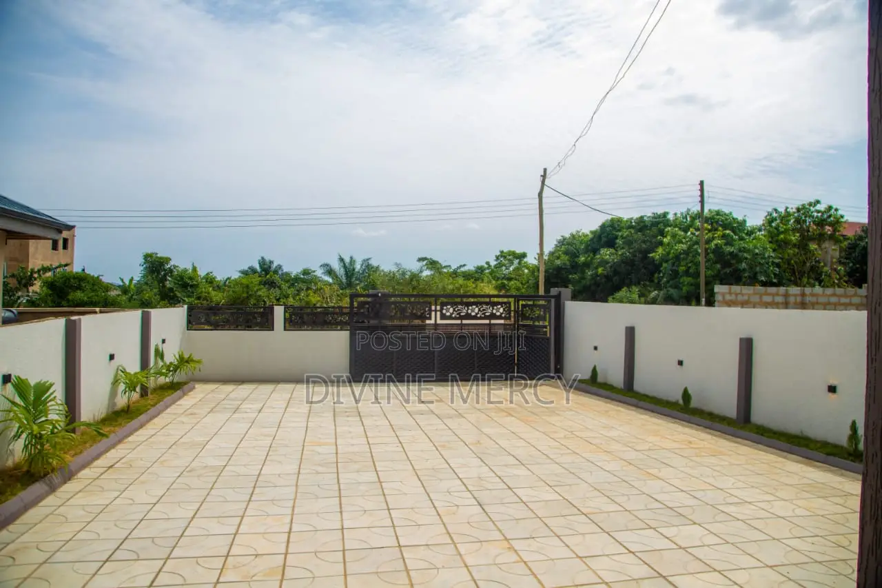 4bdrm Bungalow in Accra, Awutu Senya East Municipal for sale