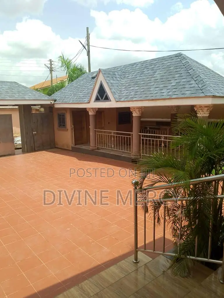 4bdrm Bungalow in Agbogba Junction, Awutu Senya East Municipal