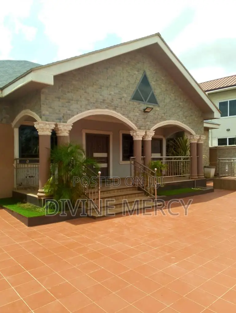 4bdrm Bungalow in Agbogba Junction, Awutu Senya East Municipal