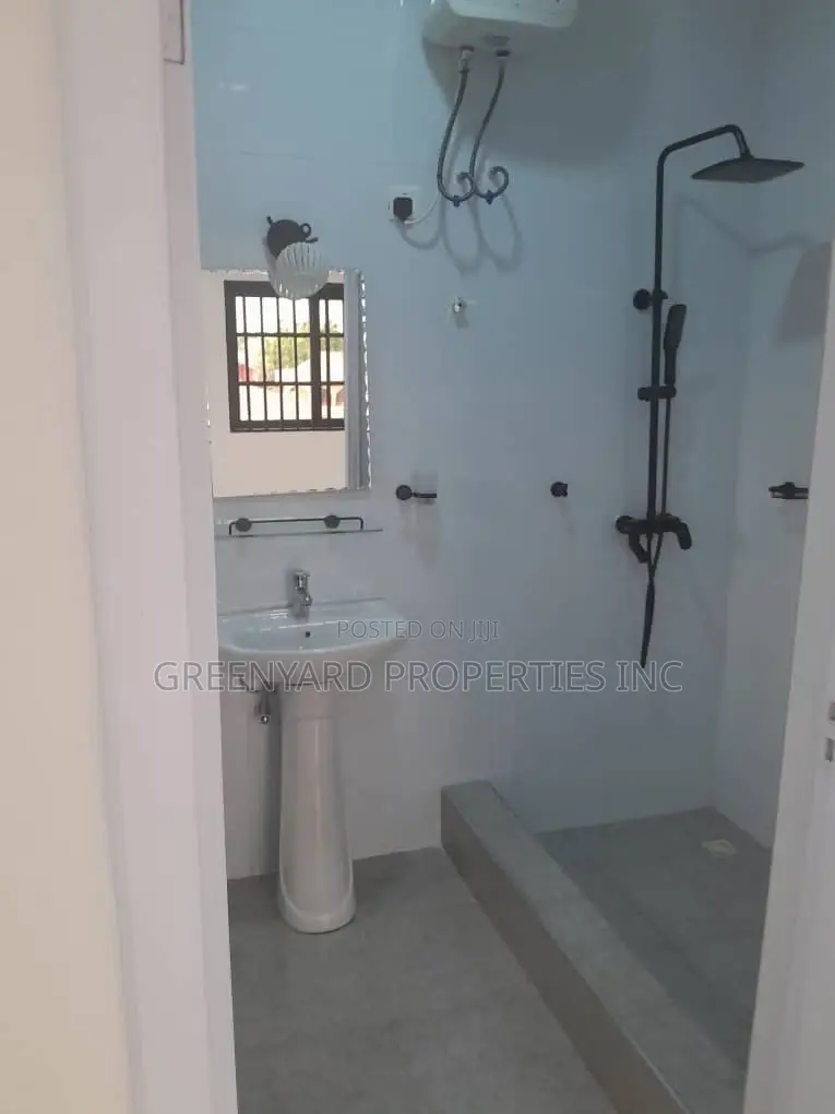 3bdrm House in Container, Adenta for sale