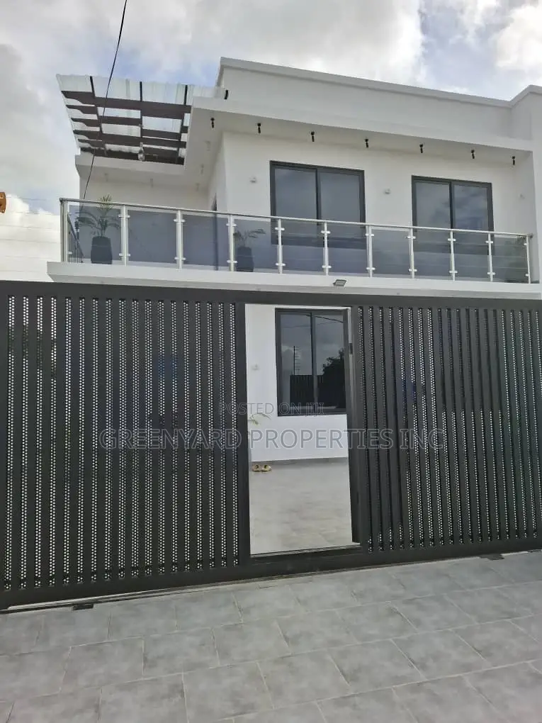 3bdrm House in Container, Adenta for sale