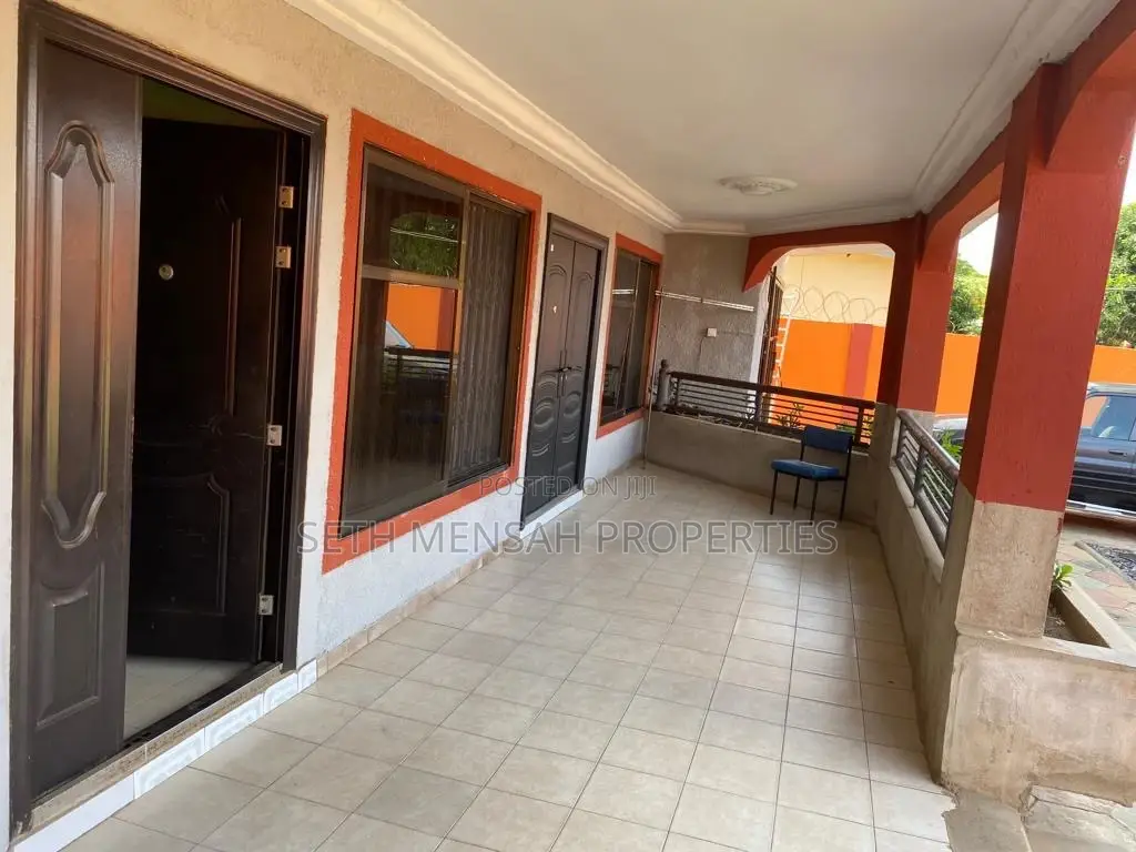 8bdrm House in Skm, Spintex for sale