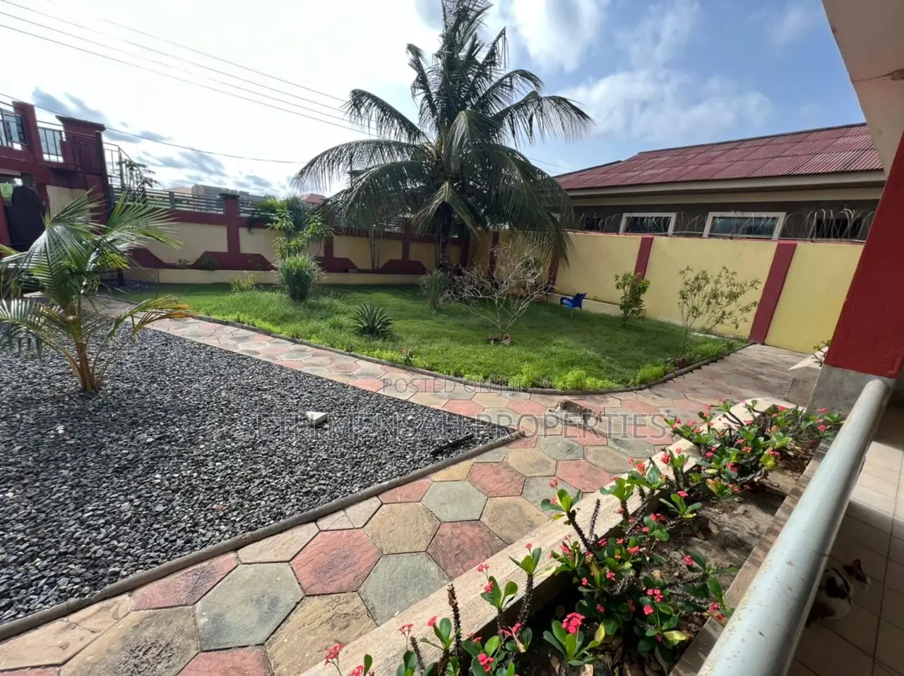 8bdrm House in Skm, Spintex for sale