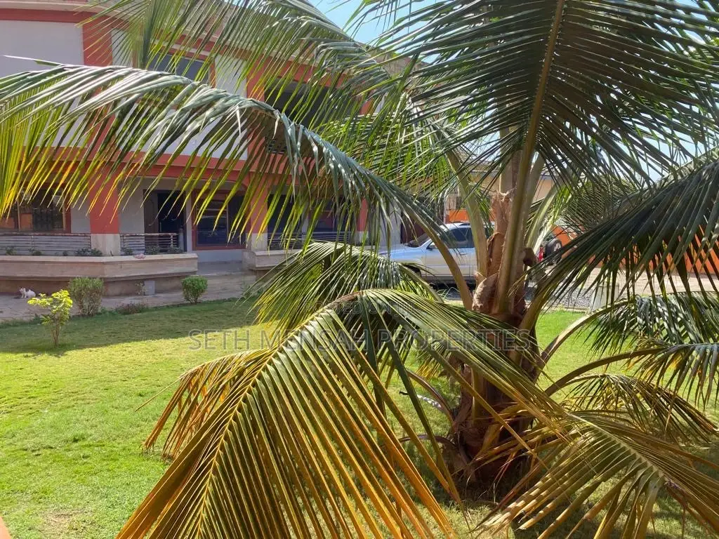 8bdrm House in Skm, Spintex for sale