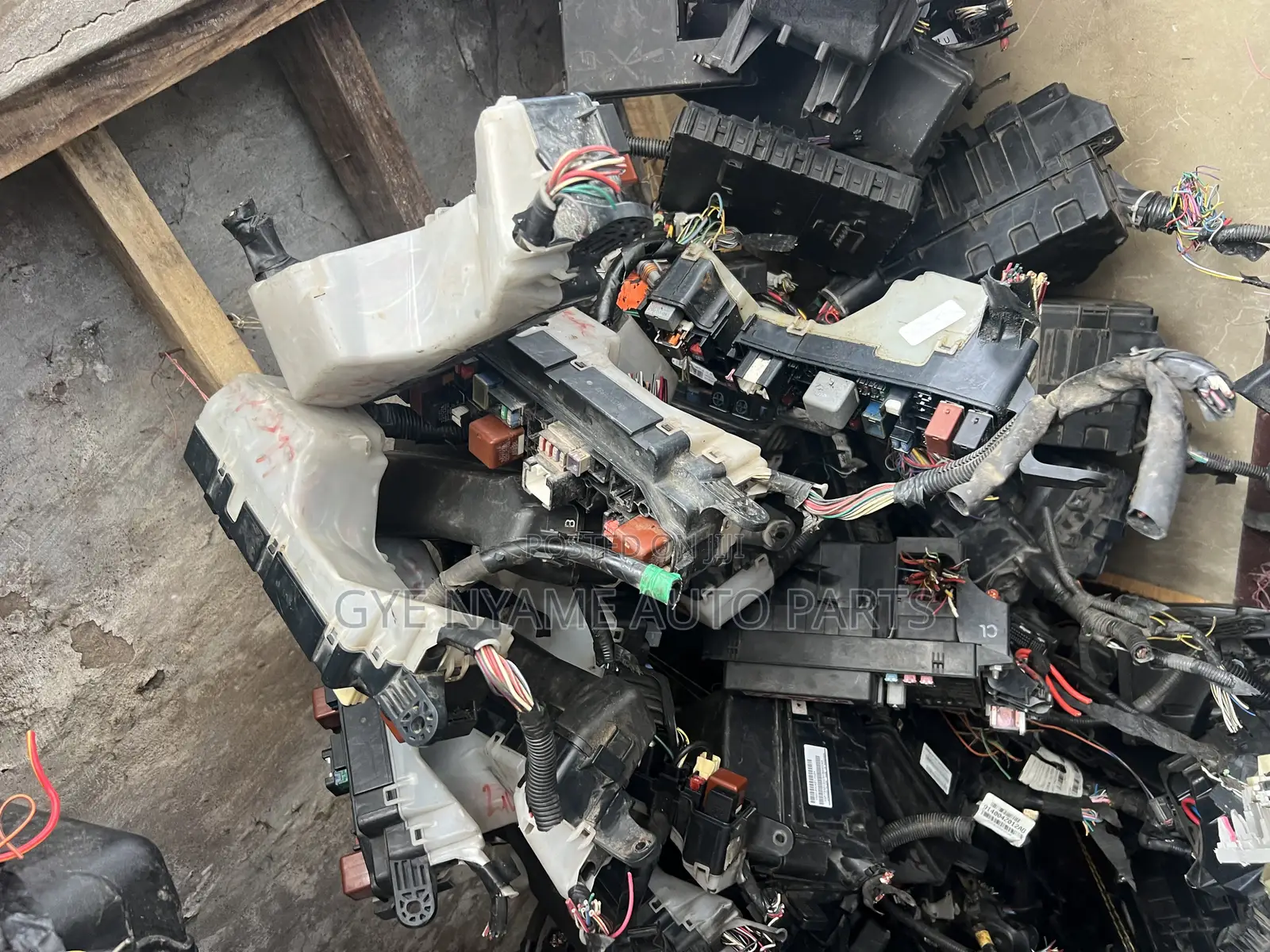 Toyota Corolla Vibe Matrix 2003:2008 Engine Fuseboard