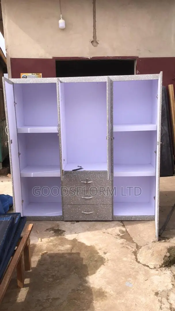 Tripper Wardrobe With Lockers