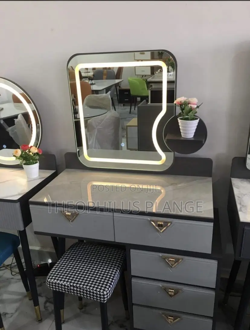 Mable Surface Dressing Mirror Set With Lights