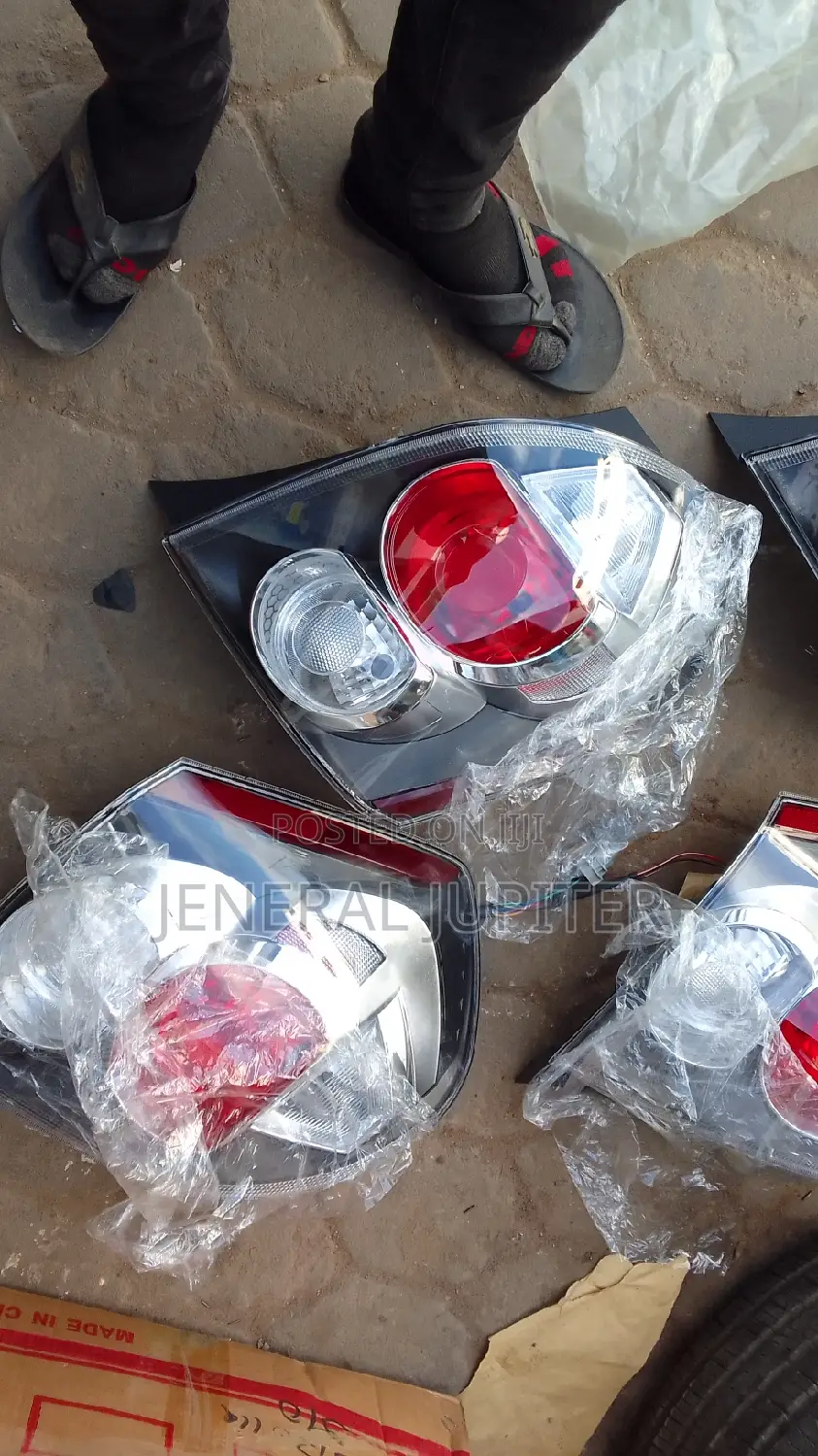 Pontiac Vibe 2009,2010,2011,2012,2013,2015 Tail Light Pair.