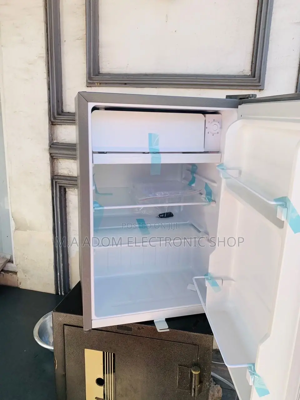 Energy Saving Pearl Pf-091-28 72ltr 1 Door Bedside Fridge.