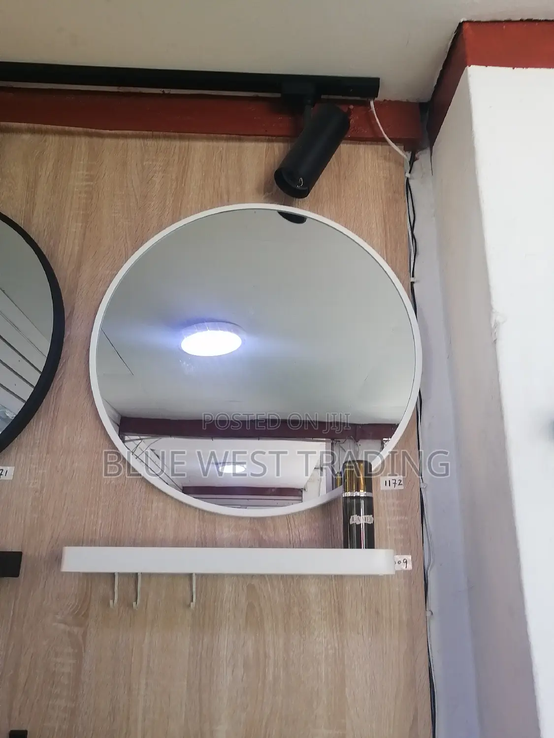 Decorative Round Miror With Shelves (White)