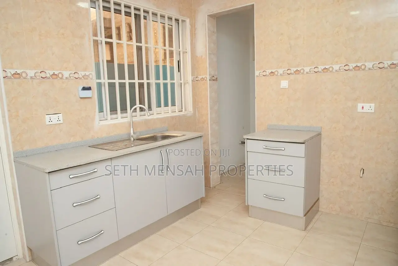4bdrm House in Skm, Spintex for sale