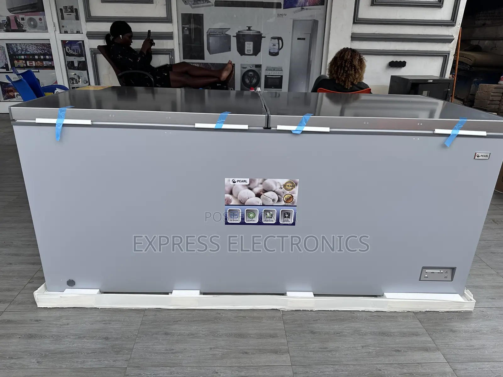 Lock and Key  Chest Freezer Double Door PCF-610