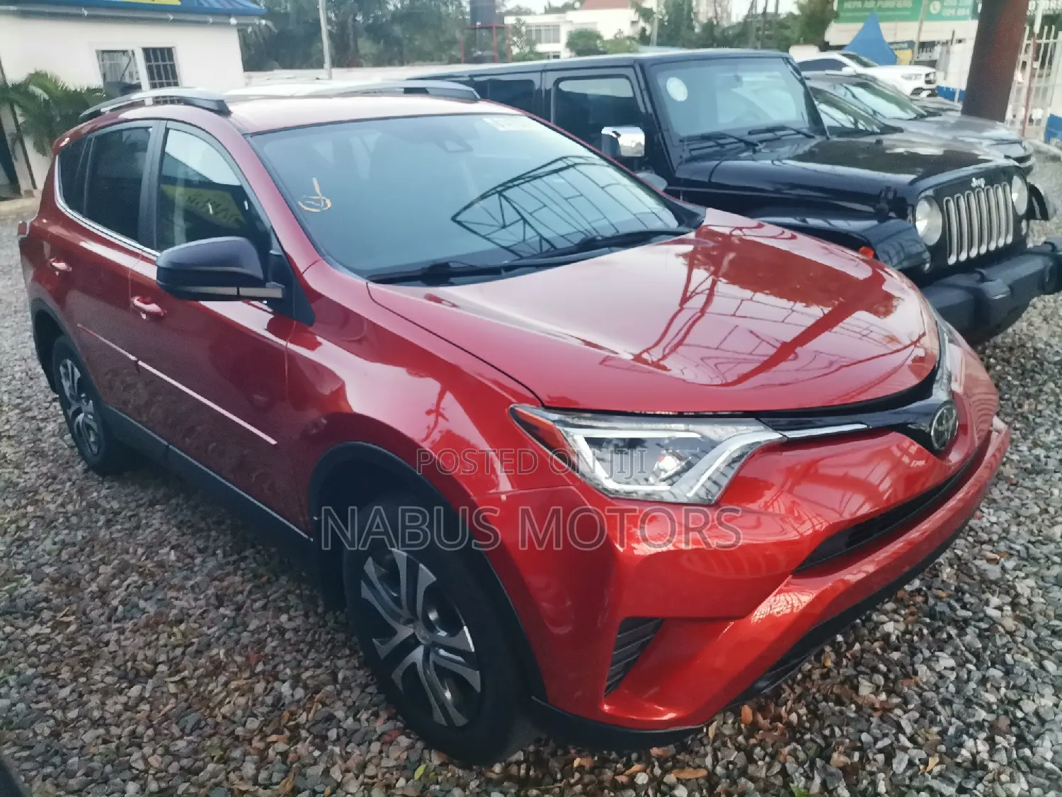 Toyota RAV4 LE AWD (2.5L 4cyl 6A) 2017 Gold