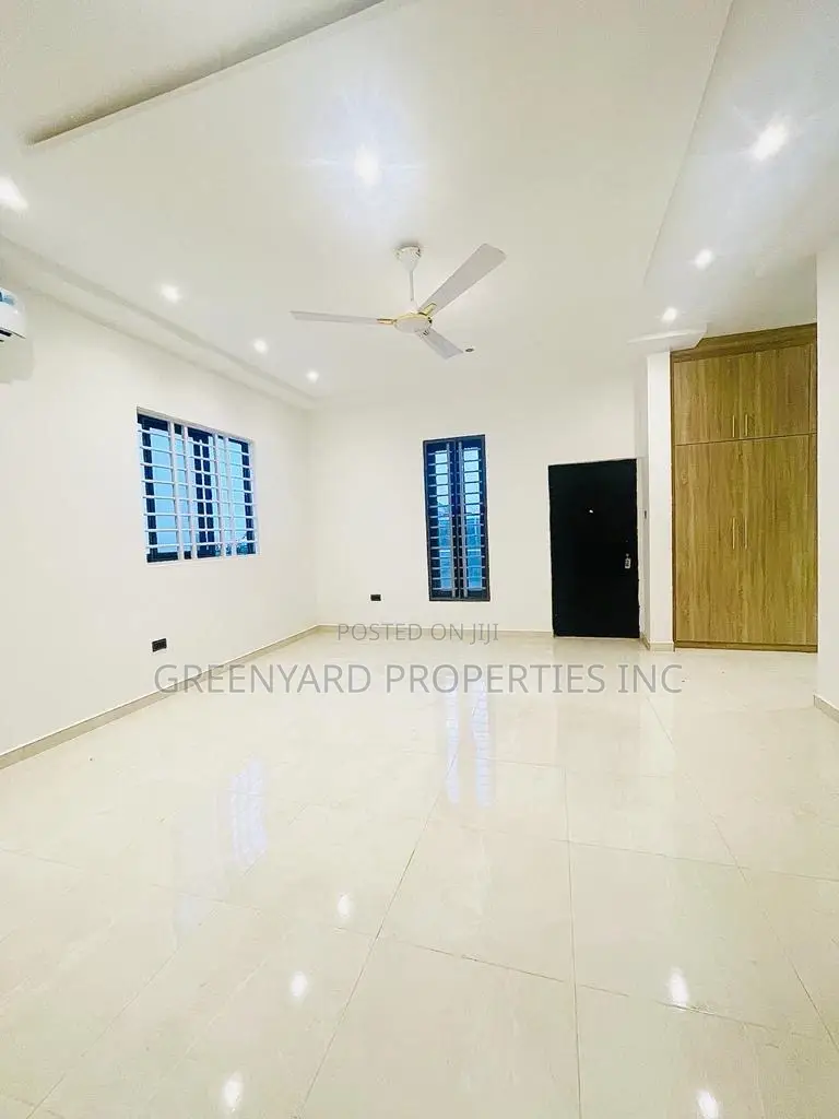 4bdrm Duplex in East Legon for sale
