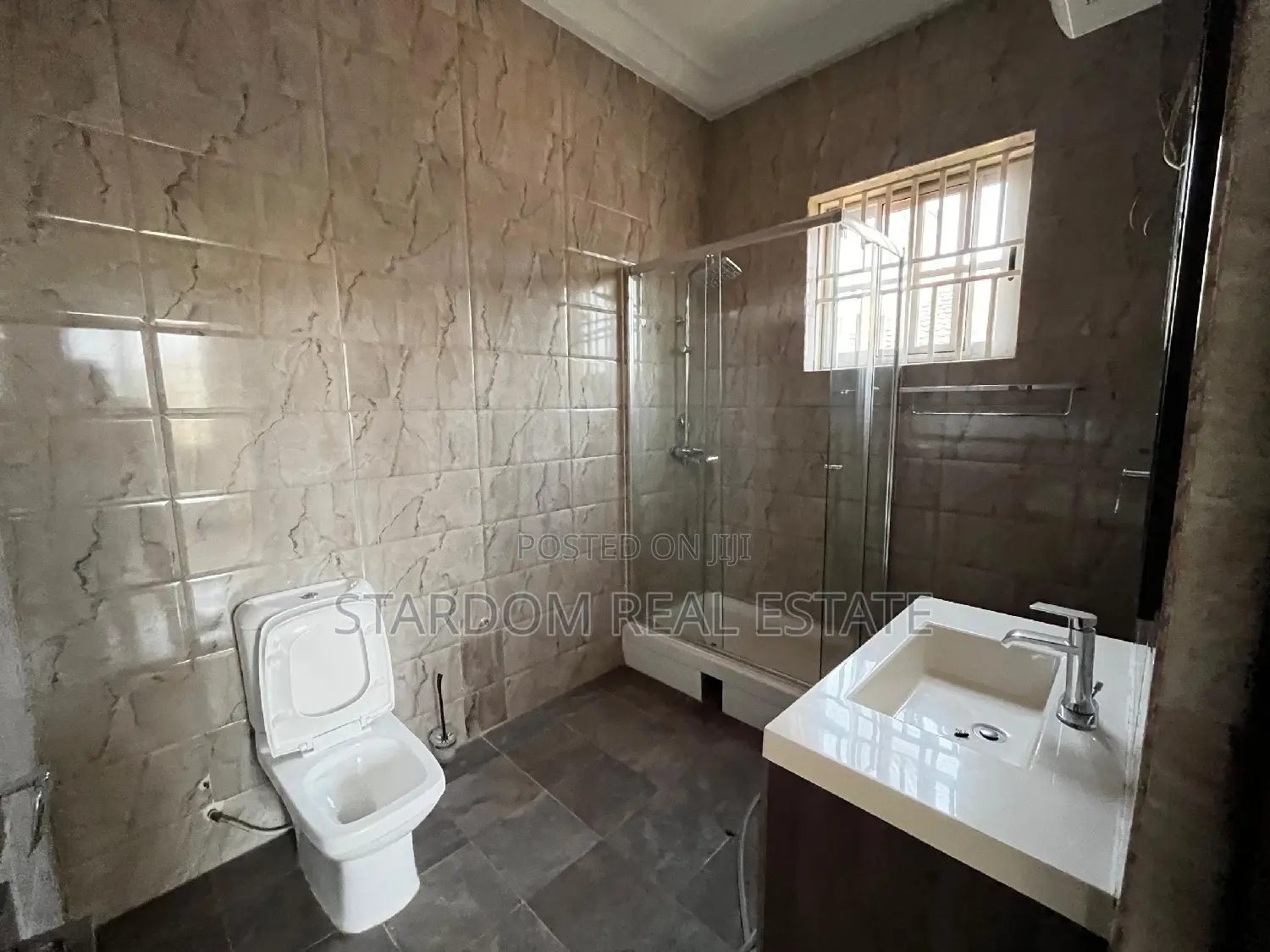 4bdrm Duplex in East Legon for rent
