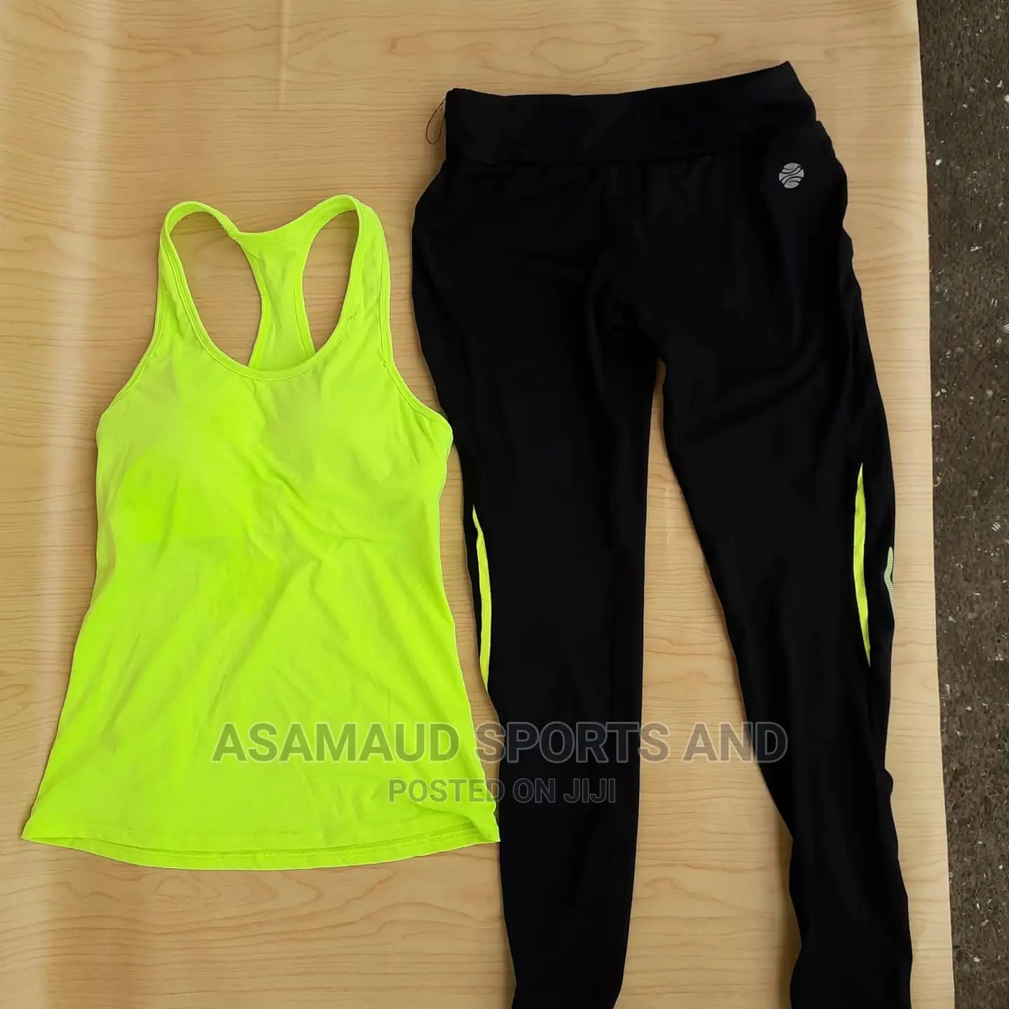 Set Of Ladies Gym Waer At Cool Price