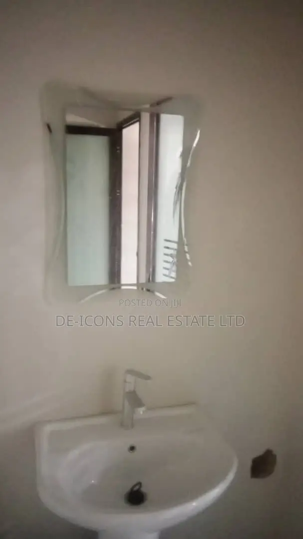3bdrm House in De-Icons Real Estate, Awutu Senya East Municipal