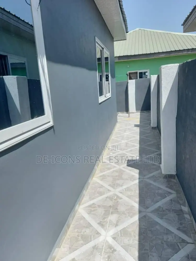 3bdrm Mansion in De-Icons Real Estate, Awutu Senya East Municipal